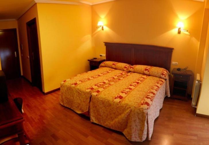 Hostal Torres Сан-Леонардо-де-Яґуе Номер фото