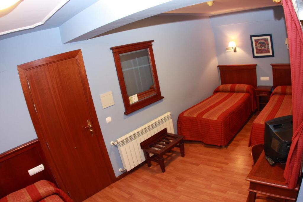 Hostal Torres Сан-Леонардо-де-Яґуе Номер фото