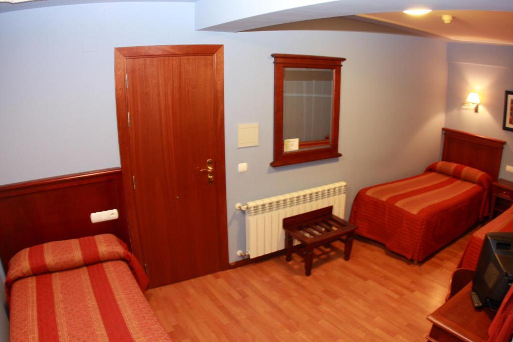 Hostal Torres Сан-Леонардо-де-Яґуе Номер фото
