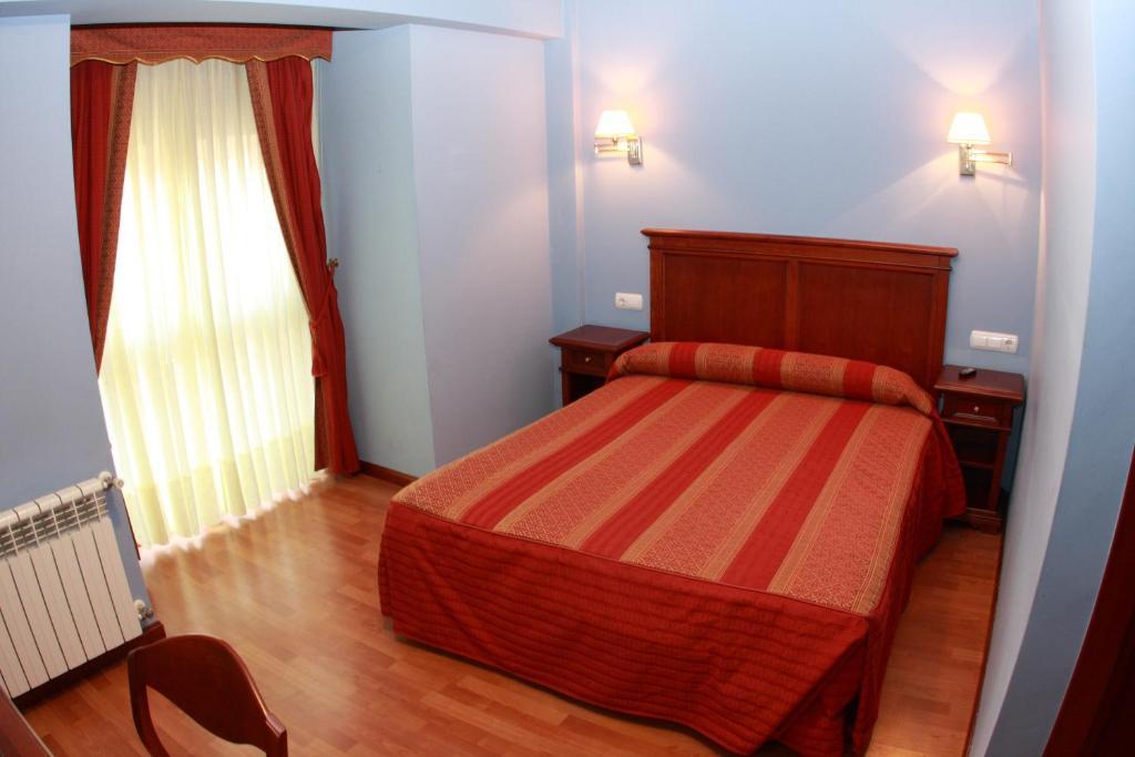 Hostal Torres Сан-Леонардо-де-Яґуе Номер фото